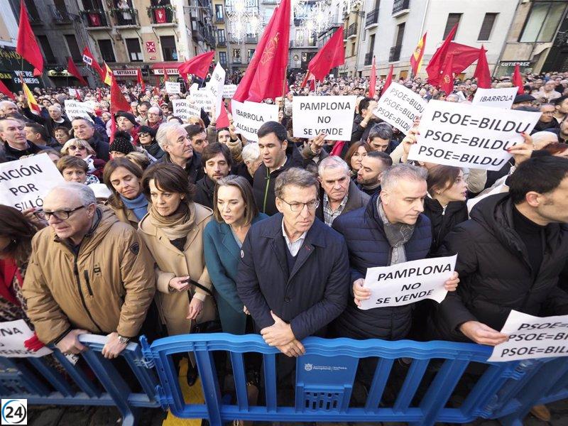 Multitudes protestan en Pamplona contra la moción de censura en el Ayuntamiento