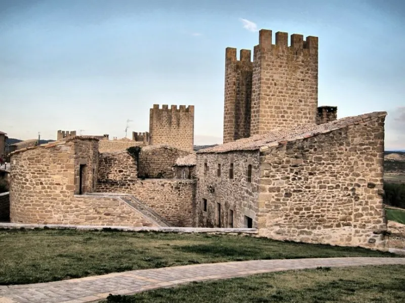El conjunto monumental de Artajona y su espectacular castillo