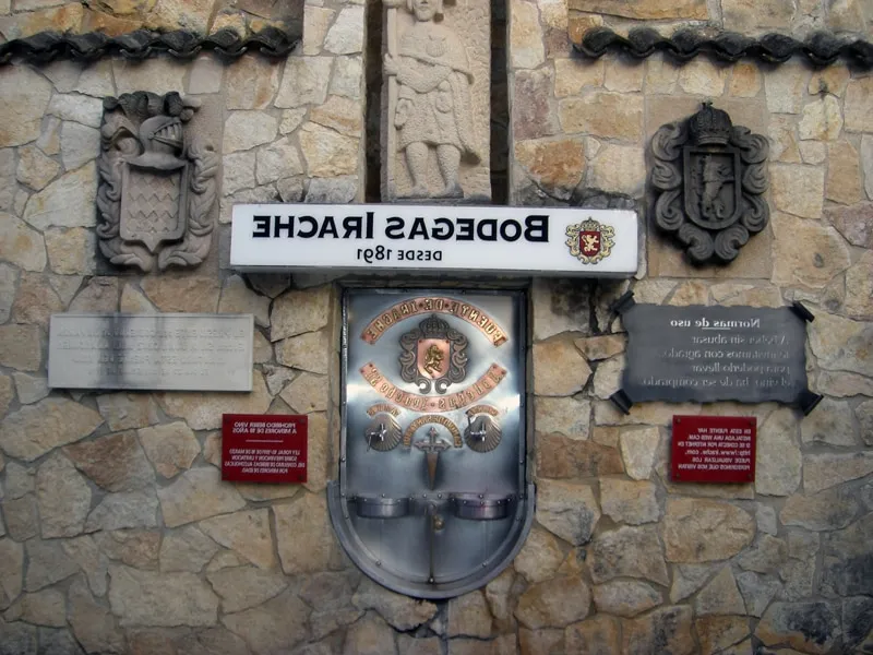 Bebe de la fuente del Vino en Estella