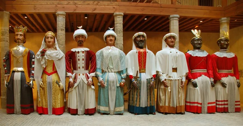 Los gigantes y cabezudos de Navarra: una tradición española única