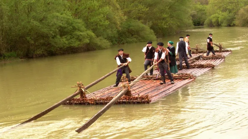 Descubre la fiesta de la Almadía en Navarra: un espectáculo fluvial impresionante